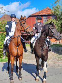 Schleppenlegerin Carola und Jagdherrin Alina