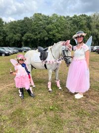 Lea, Melissa und Monty in der F&uuml;hrz&uuml;gelklasse in Nienburg, Ehrenpreis f&uuml;r&acute;s beste Kost&uuml;m